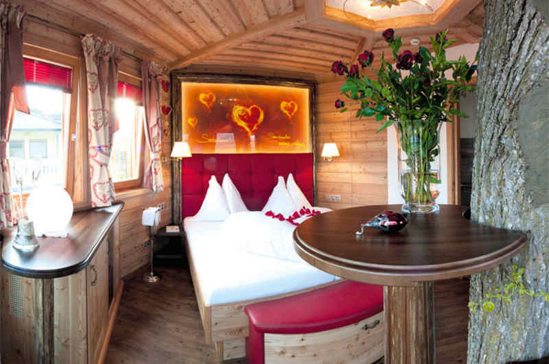Romantisch dekorierte Baumhaus-Suite des Hotel Prechtlhof in Kärnten