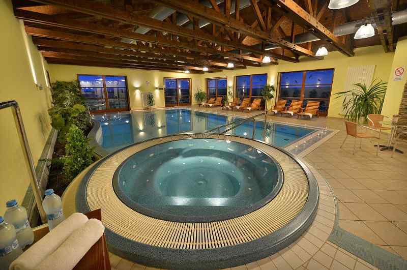 Wellness-Bereich im Hotel Happy Star mit Whirlpool und Schwimmbecken