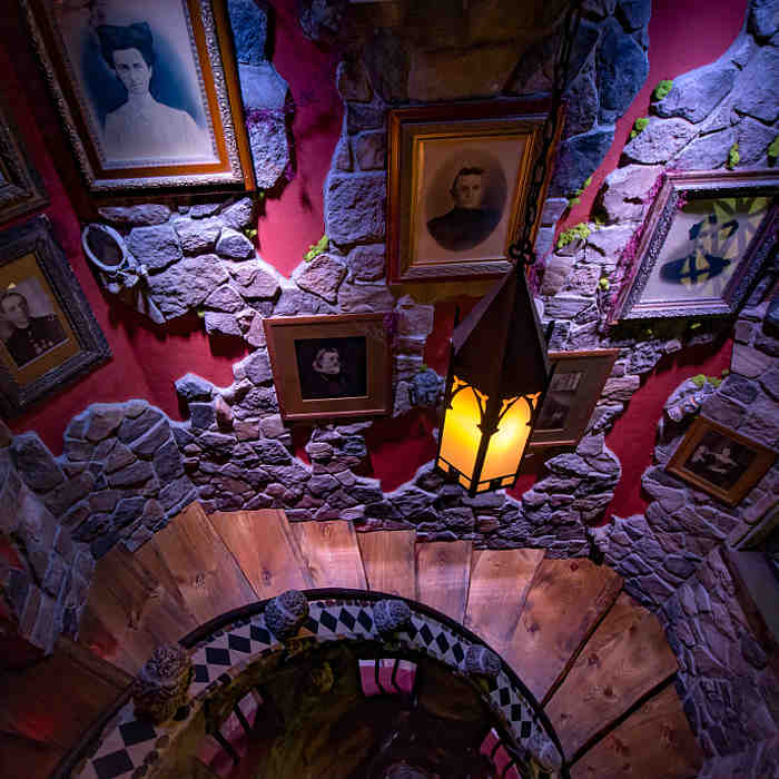 Simuliertes Gruselhotel in Conway: Blick in den Treppenturm der Haunted Castle Suite