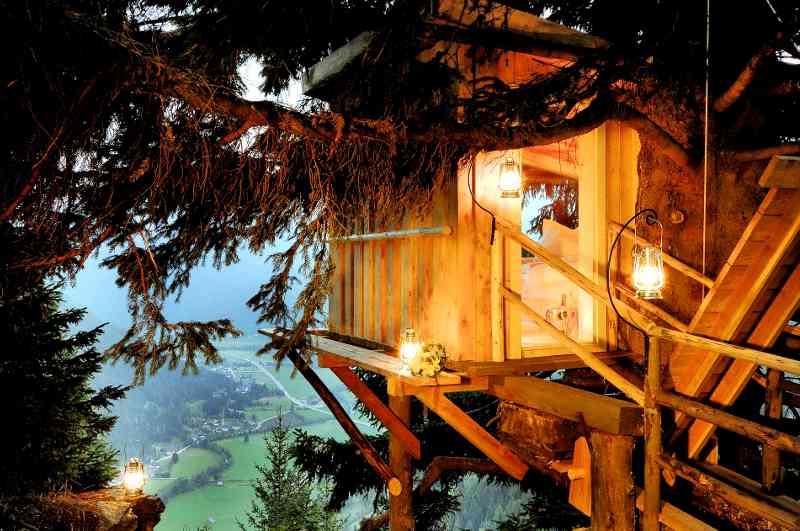 Eines der schönsten Baumhaushotels in Österreich: das Baumhaus der Hochzeiterhütte im Kärntner Almdorf Seinerzeit
