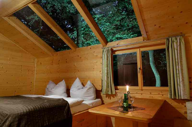 Fast wie im Baumhaus: Ochys Waldhütten bei Wien haben mit klassischen Baumhaushotels in Österreich viel gemeinsam