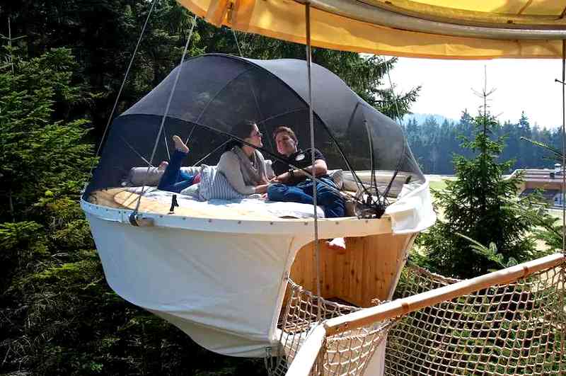 Das Baumbett im Böhmerwald ist die Cabrio-Variante zu herkömmlichen Baumhaushotels in Österreich