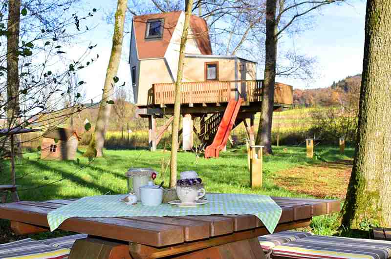 Baumhaushotels Bayern: das Baumhausnest im Baumhotel Auszeit verfügt sogar über eine Rutsche