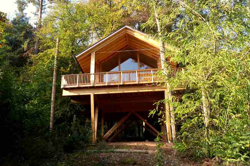 Seit November 2019 können naturverbundene Gäste im neuen Baumhaus Sankt Martin am Rande des Pfälzer Waldes übernachten