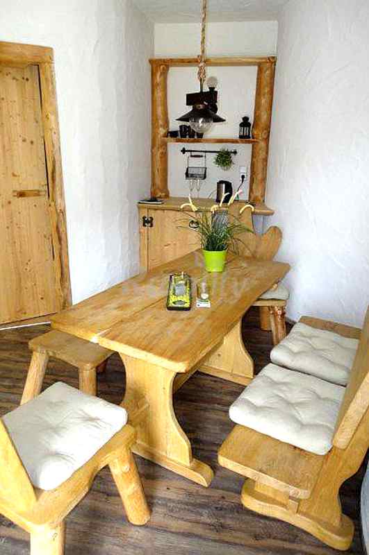 Die Erdhäuser im Feriendorf Auenland sind mit rustikalen Eichenholzmöbeln ausgestattet