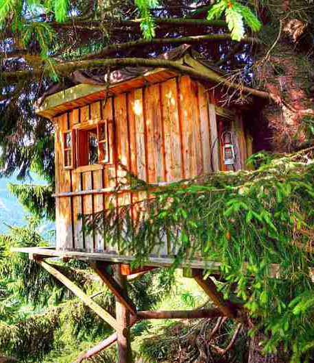 Die Hochzeiterhütte im Almdorf Seinerzeit zählt zu den romantischsten Baumhaushotels in Österreich