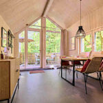 Komfortabel eingerichtetes Baumhaus auf Stelzen im oberfränkischen Baumschiffhotel von Bad Rodach