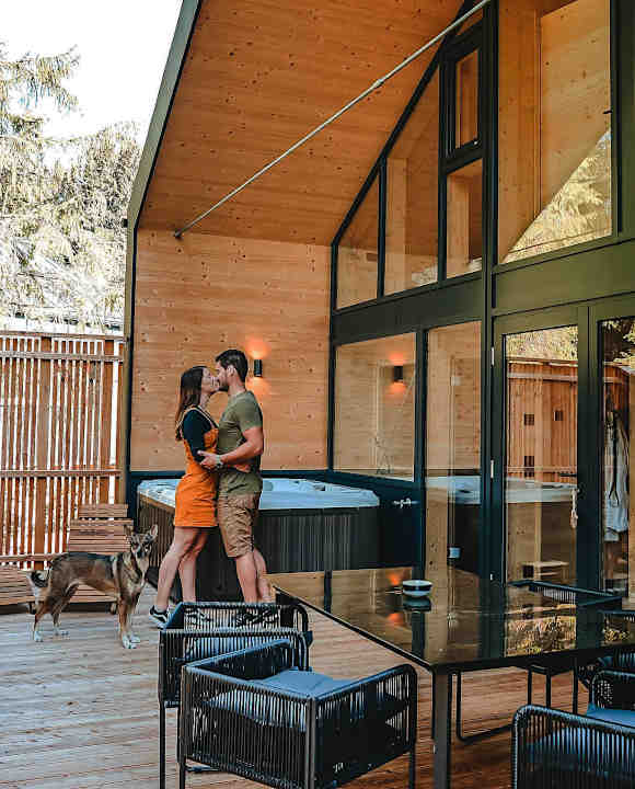 Mit einem Whirlpool auf der Terrasse und einer privaten Sauna gehören die Baumchalets Allgäu zu den luxuriösesten Baumhaushotels in Bayern.
