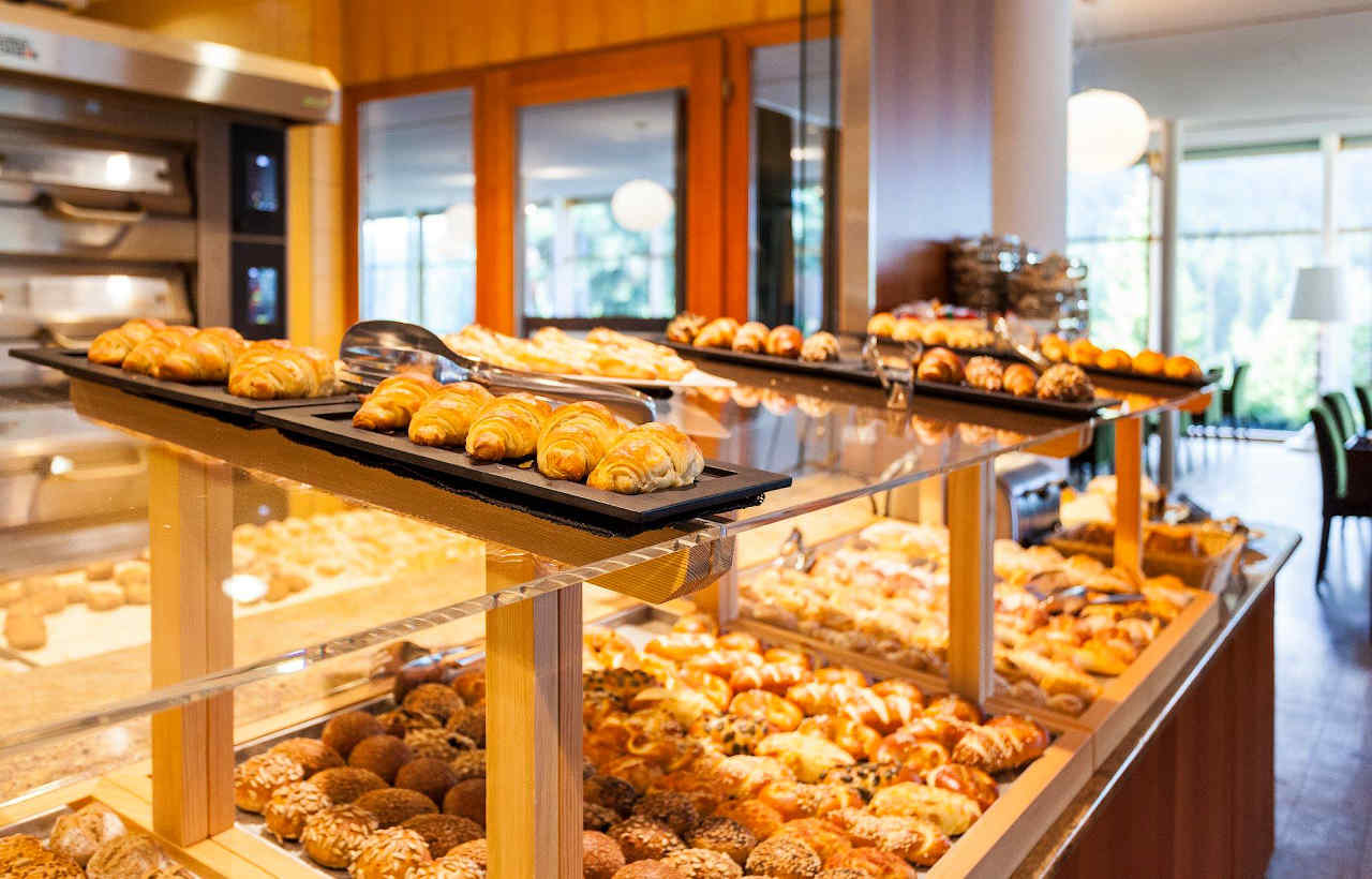 Die eigene Hotel-Bäckerei im Kranzbach beschert den Gästen eine riesiege Auswahl an frischen Brötchen, leckeren Croissants und Kuchen zum Frühstück. 