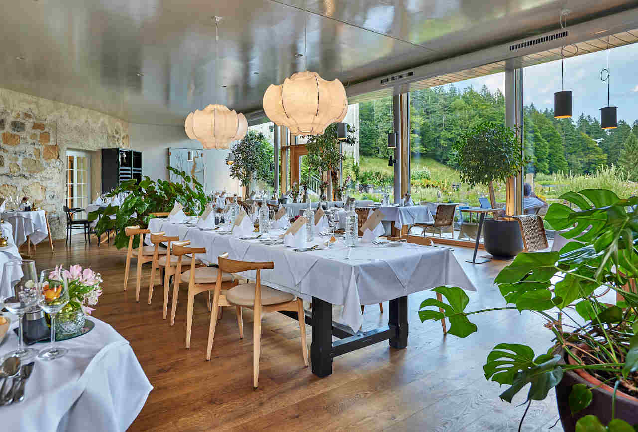 Der Gesellschaftstisch für Einzelreisende im Kräutergarten-Restaurant gehört zu den unzähligen Besonderheiten im Luxushotel Das Kranzbach.