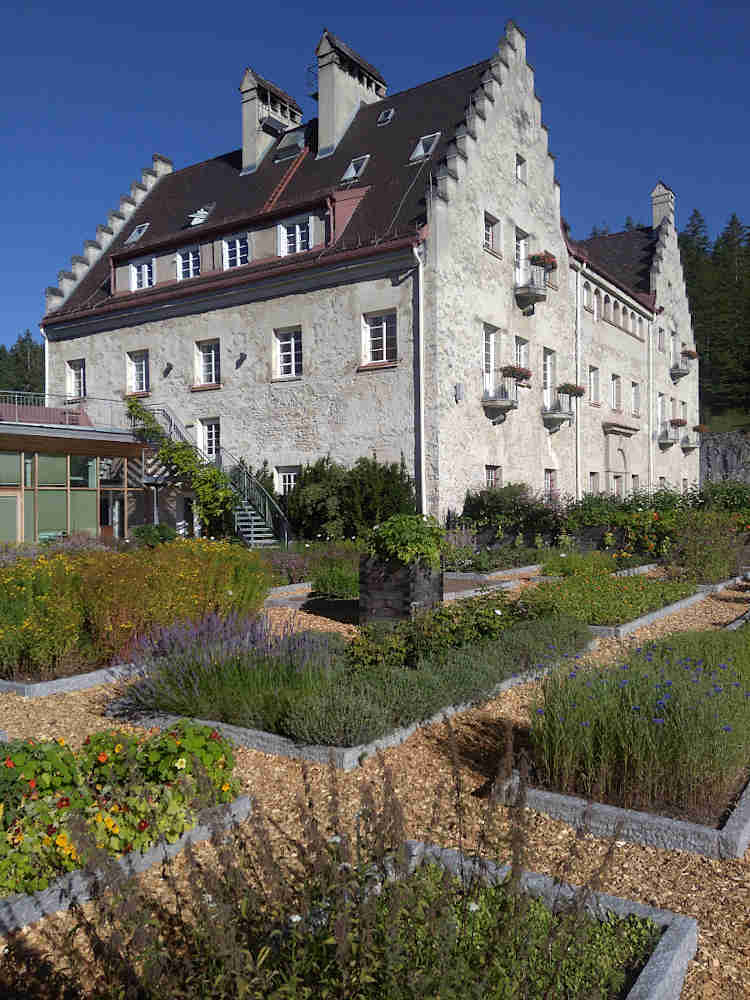 Mit einem eigenen Kräutergarten unterstreicht das Kranzbach Hotel seine Naturverbundenheit, die sich auch  auf dem Speisezettel bemerkbar macht.