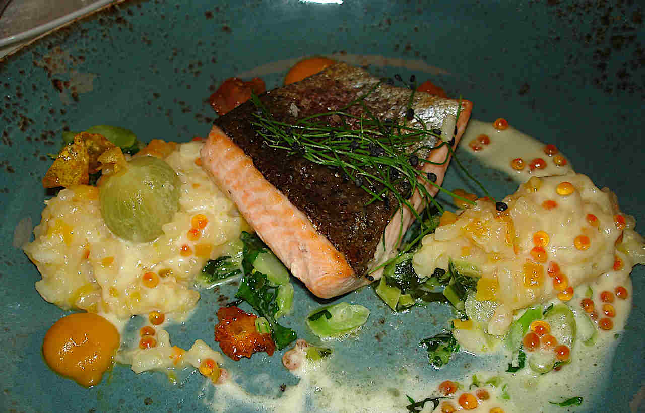 Natur pur serviert die Küche im Restaurant des Wellnesshotels Das Kranzbach (auf dem Bild ein edel angerichtets Steak vom Lachs mit Beilagen).