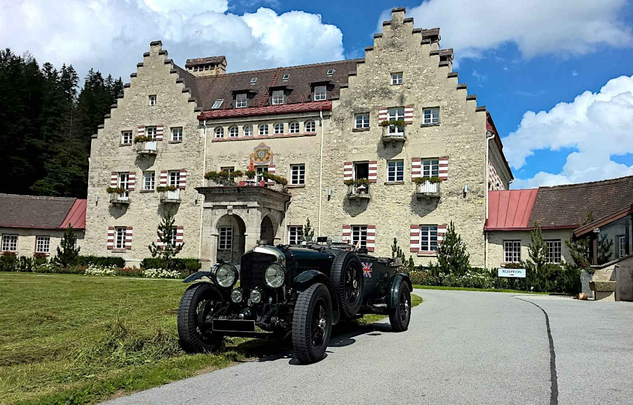 Das historische Schloss Kranzbach dient nicht nur als luxuriöses Hotel, sondern erweist sich auch als perfekte Kulisse für eine Oldtimer Ausfahrt am Fuß der Zugspitze.