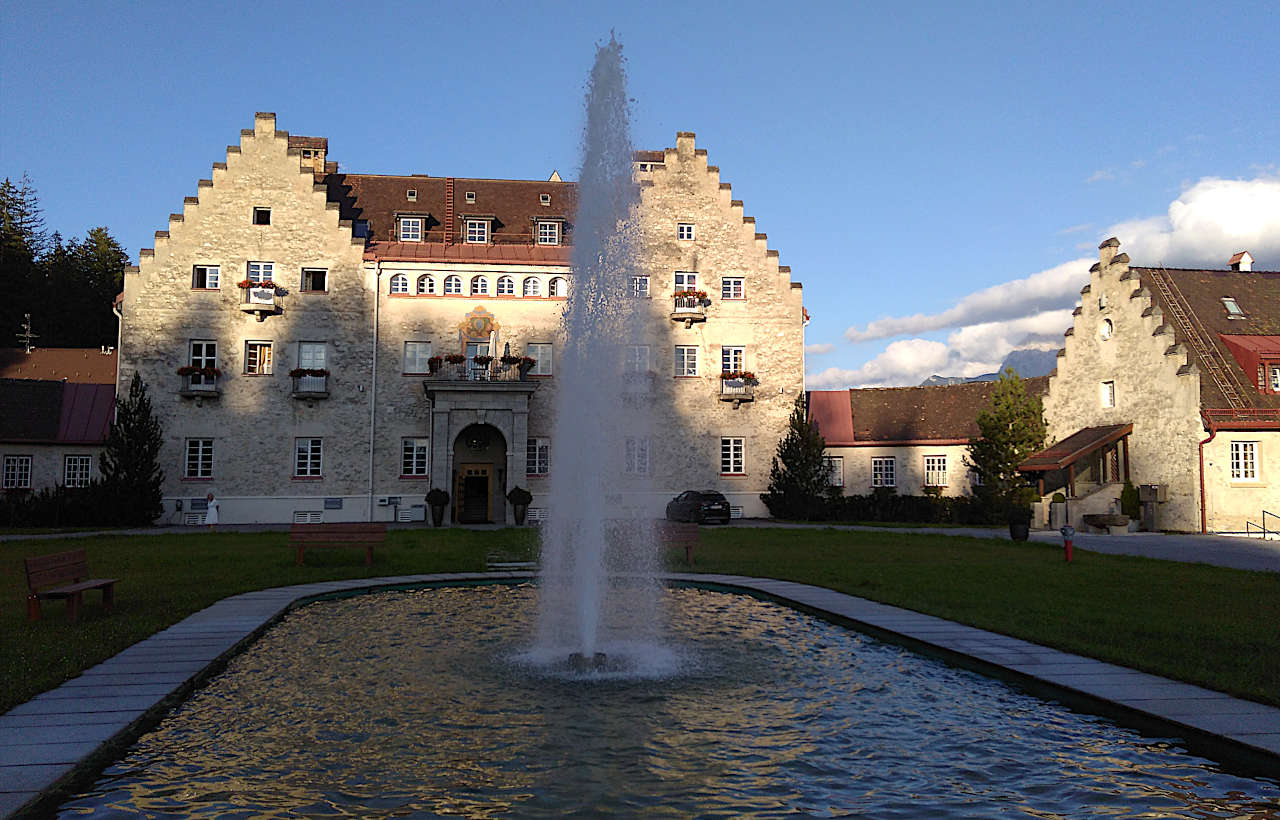 Das Kranzbach Hotel im Elmauer Tal empfängt seine Gäste im Sommer mit einer meterhohen Wasserfontäne neben der Zufahrt.