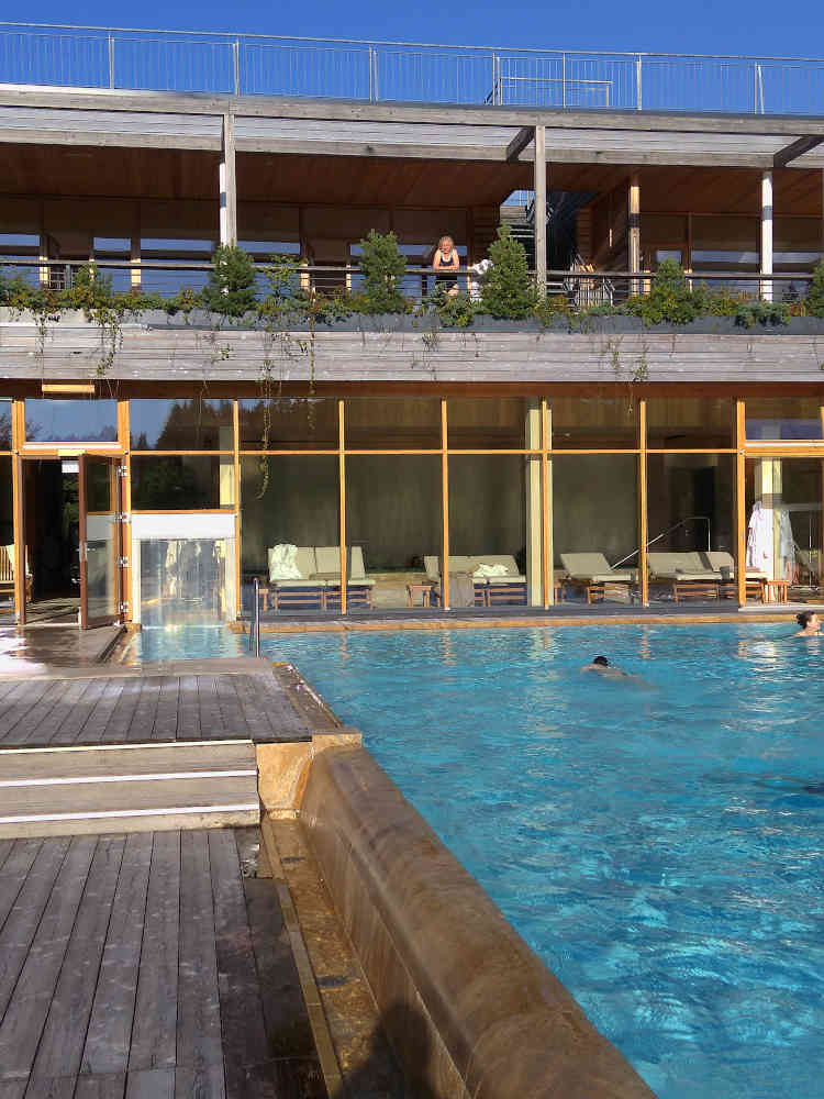 Durch sein  Badehaus mit 8 Saunen, FKK-Terrasse und einem riesigen Outdoor Onsen zählt Das Kranzbach zu den besten Wellnesshotels in Deutschland.