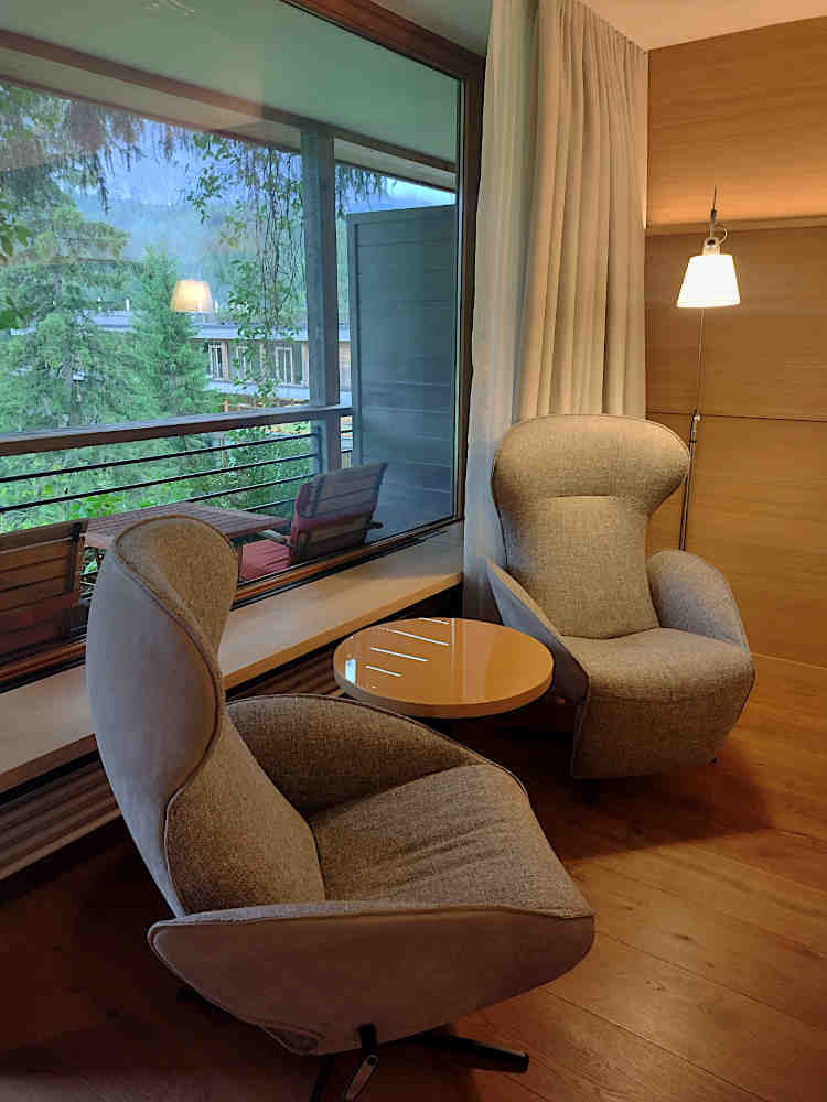 Die preisgekrönten Designer-Sessel von Jori machen den Aufenthalt in den Deluxe-Doppelzimmern im Gartenflügel des Kranzbach zu einem besonderen Erlebnis.