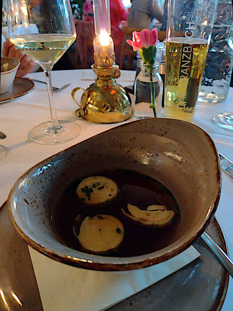 Eine vorzüglich komponierte Suppe mit natürlichen Zutaten aus dem hauseigenen Kräutergarten ist fester Bestandteil des sechsgängigen Abendmenüs